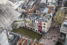 909016 Overzicht van de Maartensbrug over de Oudegracht en omgeving te Utrecht, vanaf de Domtoren.